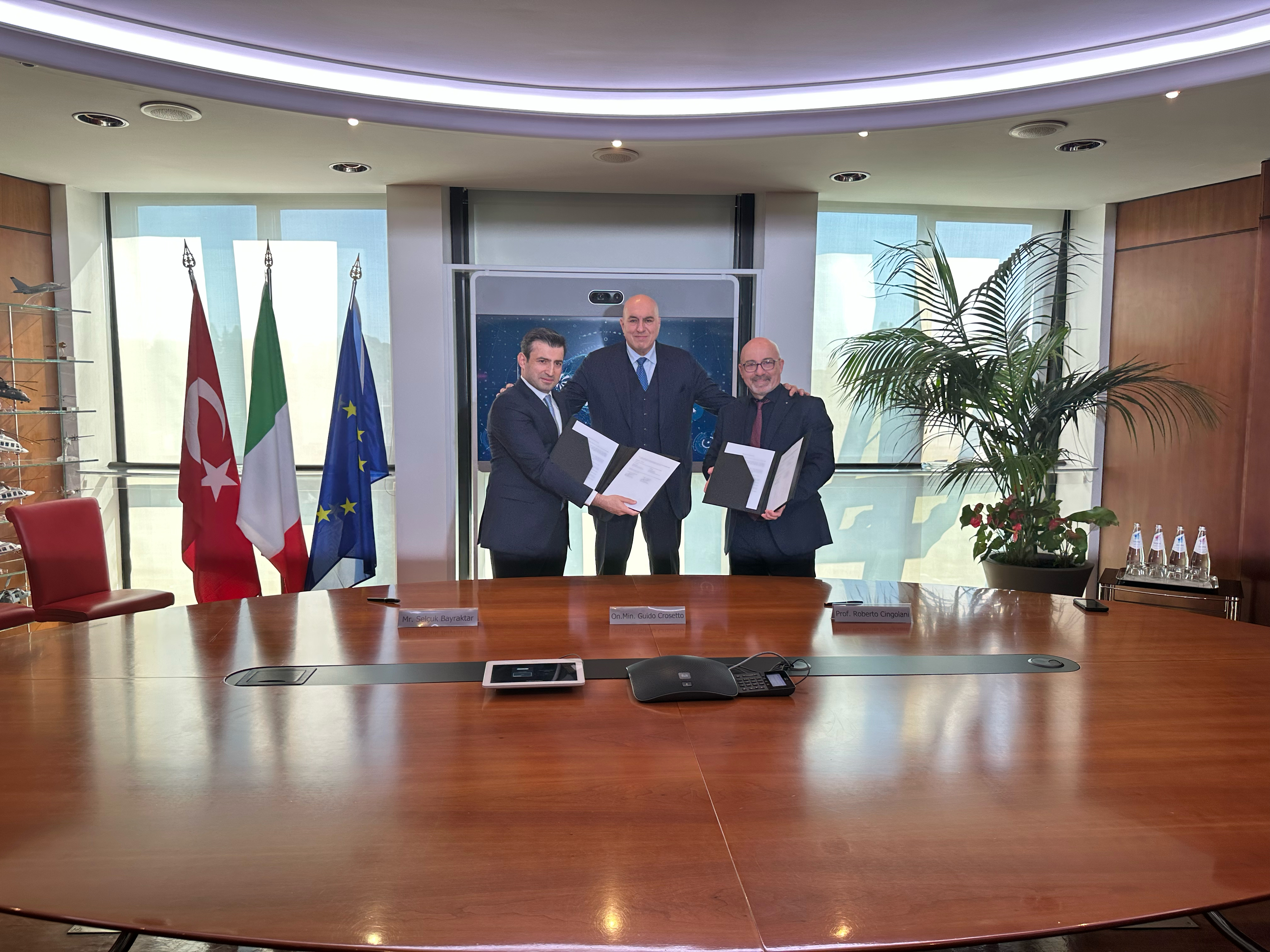 BAYKAR VE LEONARDO İNSANSIZ TEKNOLOJİLER  ALANINDA ORTAKLIK ANLAŞMASI İMZALADI