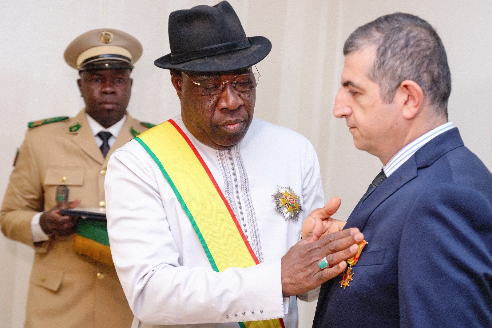 SELÇUK BAYRAKTAR VE HALUK BAYRAKTAR’A MALİ’DEN ULUSAL NİŞAN VERİLDİ