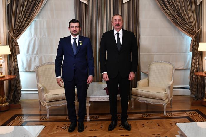 ALİYEV, BAYKAR TEKNİK MÜDÜRÜ SELÇUK BAYRAKTAR'A 'KARABAĞ NİŞANI' TAKDİM ETTİ