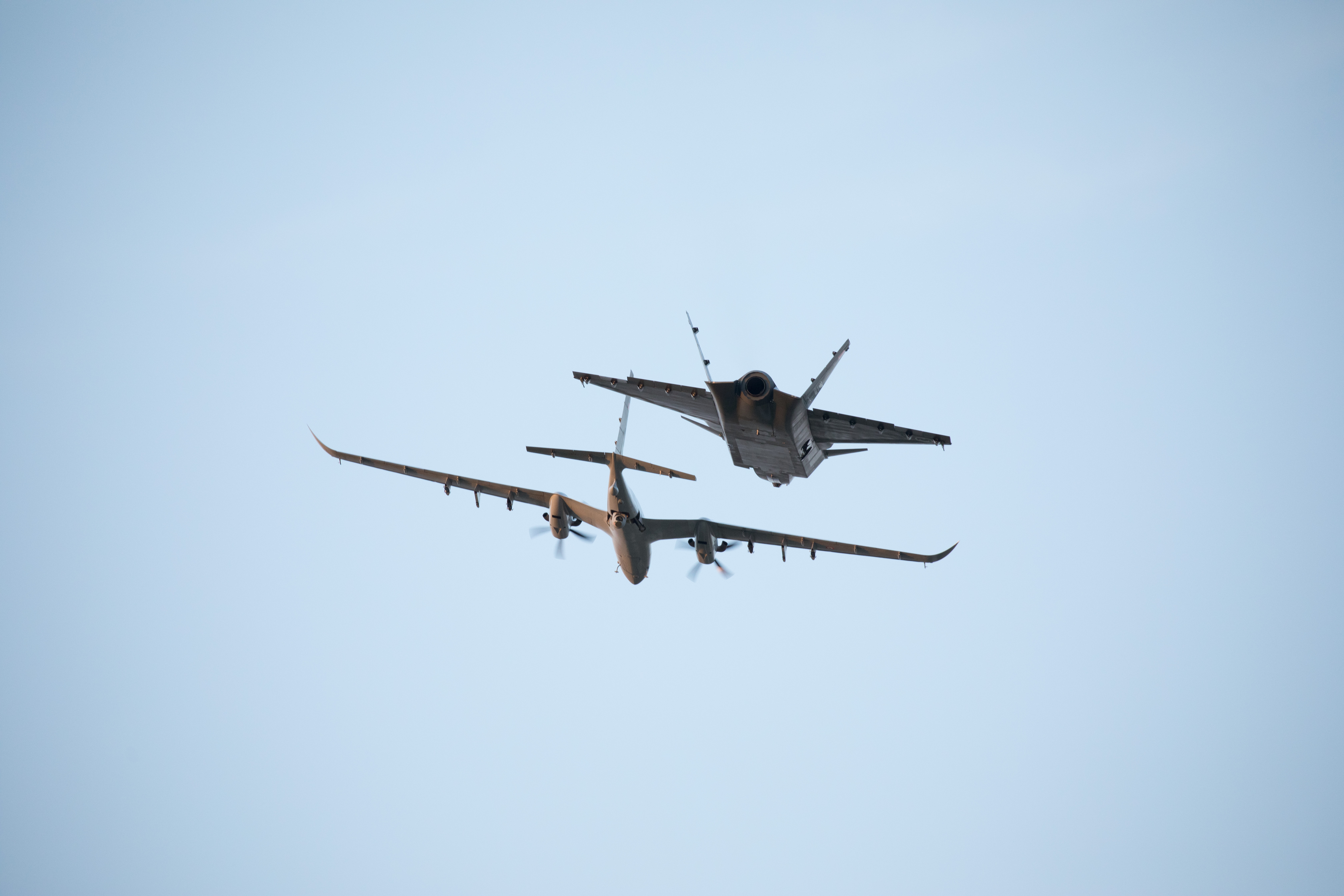 KIZILELMA UÇUŞ TESTİNDE BİR İLK…  BAYRAKTAR KIZILELMA ve BAYRAKTAR AKINCI KOL UÇUŞU GERÇEKLEŞTİRDİ