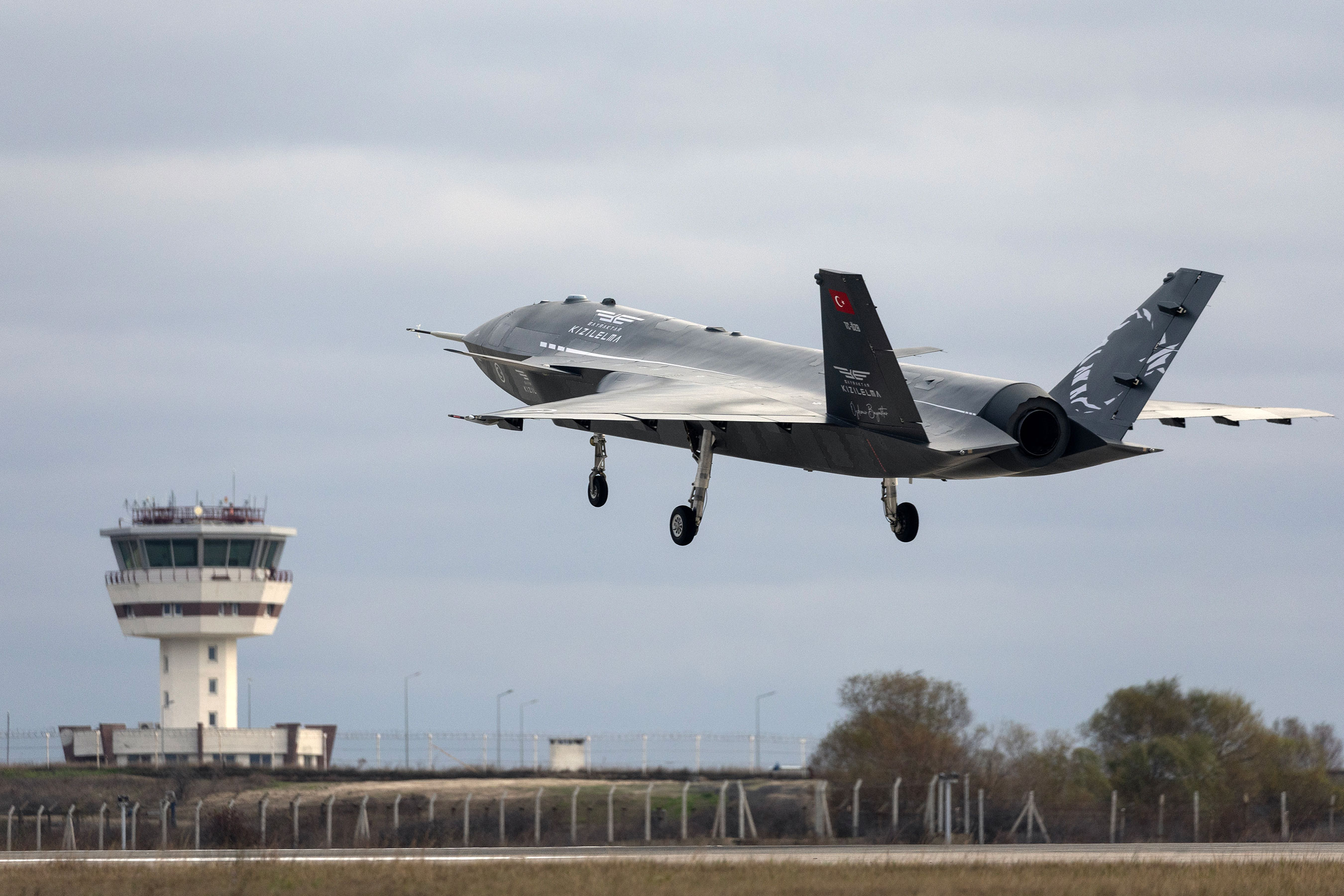 BAYRAKTAR KIZILELMA GÖKYÜZÜYLE BULUŞTU